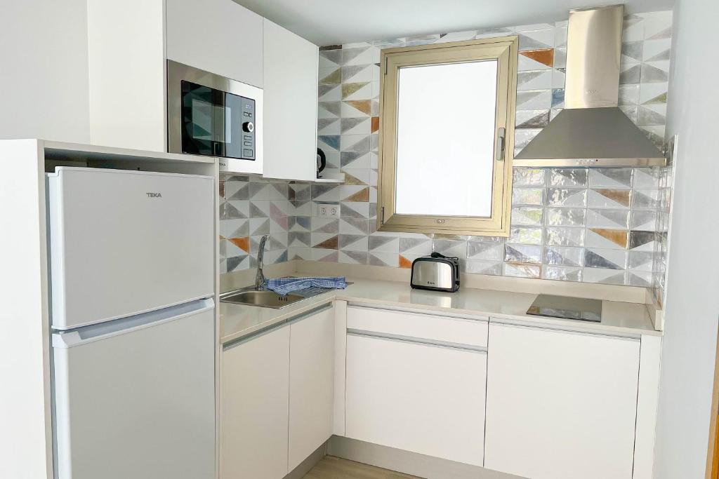 Kuchyňa alebo kuchynka v ubytovaní Apartamentos Cordial Magec Taurito