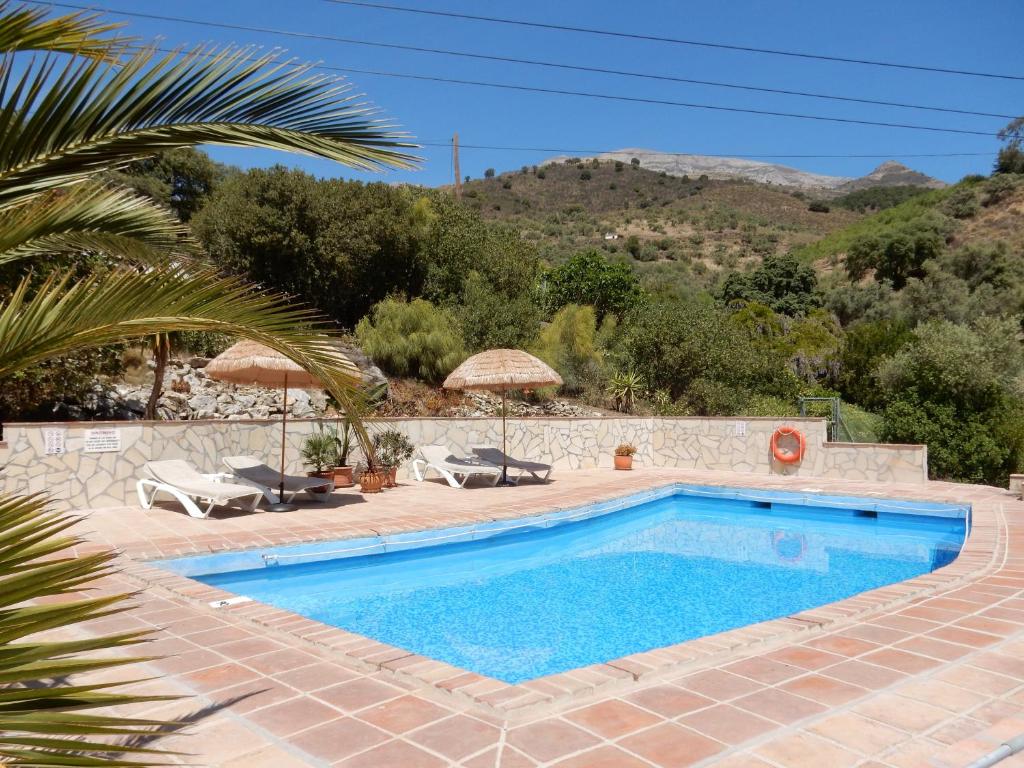 einen Pool in einer Villa mit einem Berg im Hintergrund in der Unterkunft Bed and Breakfast Lagabella in Sedella