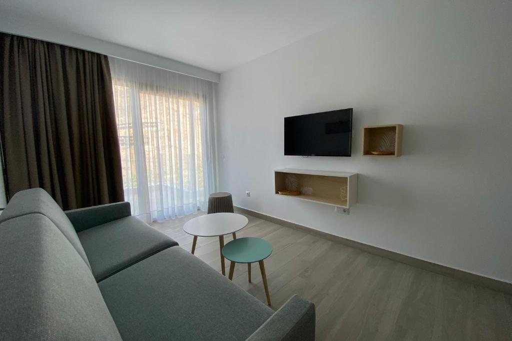 Televízia a/alebo spoločenská miestnosť v ubytovaní Apartamentos Cordial Magec Taurito