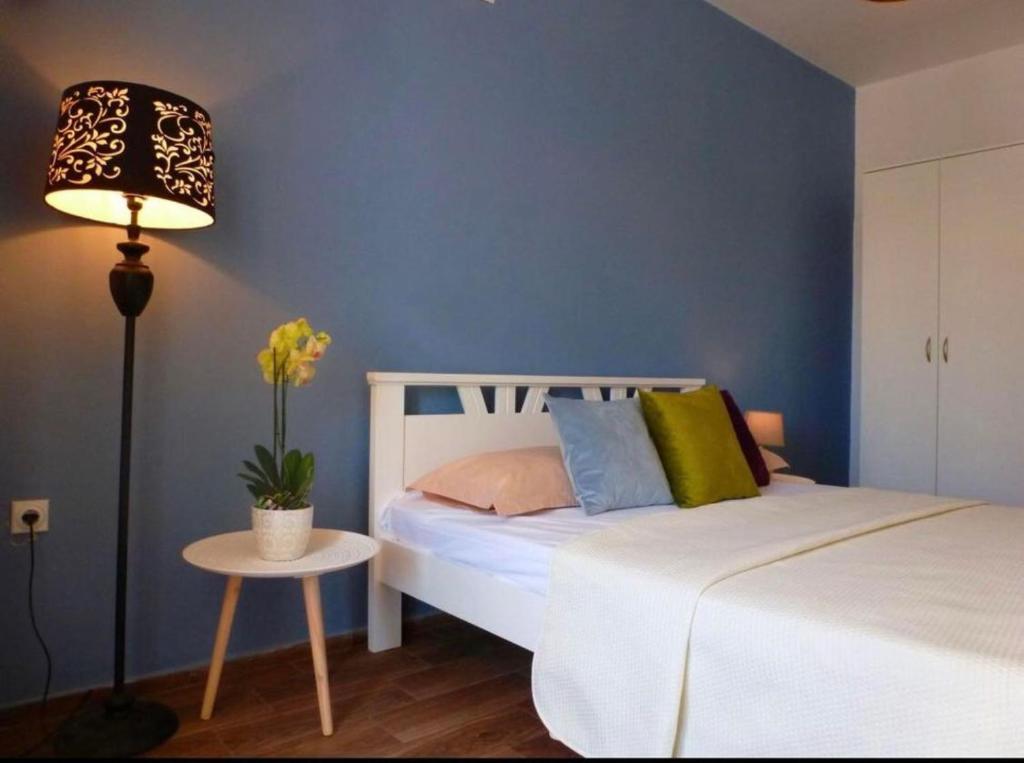 1 dormitorio con 1 cama y 1 mesa con lámpara en Apartments Lungo Mare Ulcinj, en Ulcinj