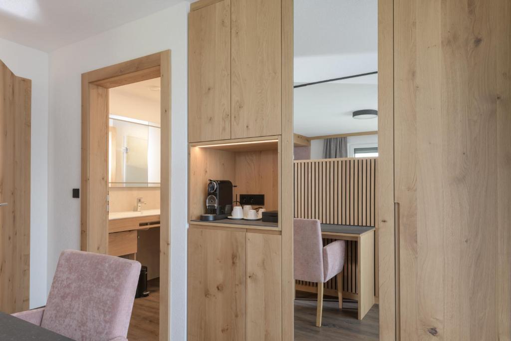 Kuchyň nebo kuchyňský kout v ubytování Hotel Alpenblick Attersee