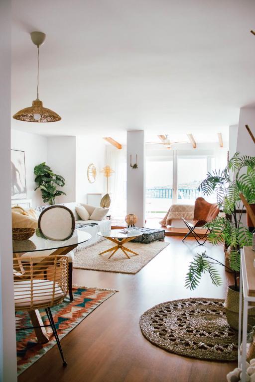 a living room with a couch and a table at Loft del Sol in Peniscola
