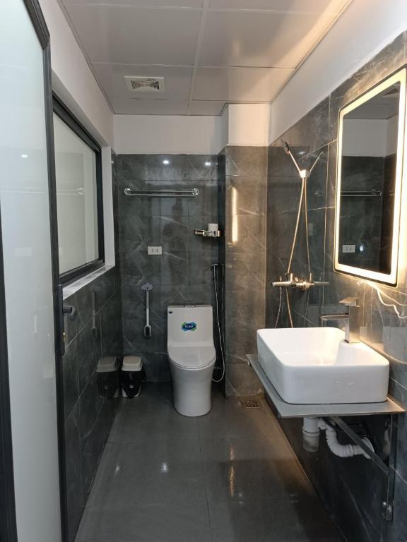 a bathroom with a sink and a toilet and a shower at An Homestay & Hostel Motorbikes & Tours in Cao Bằng