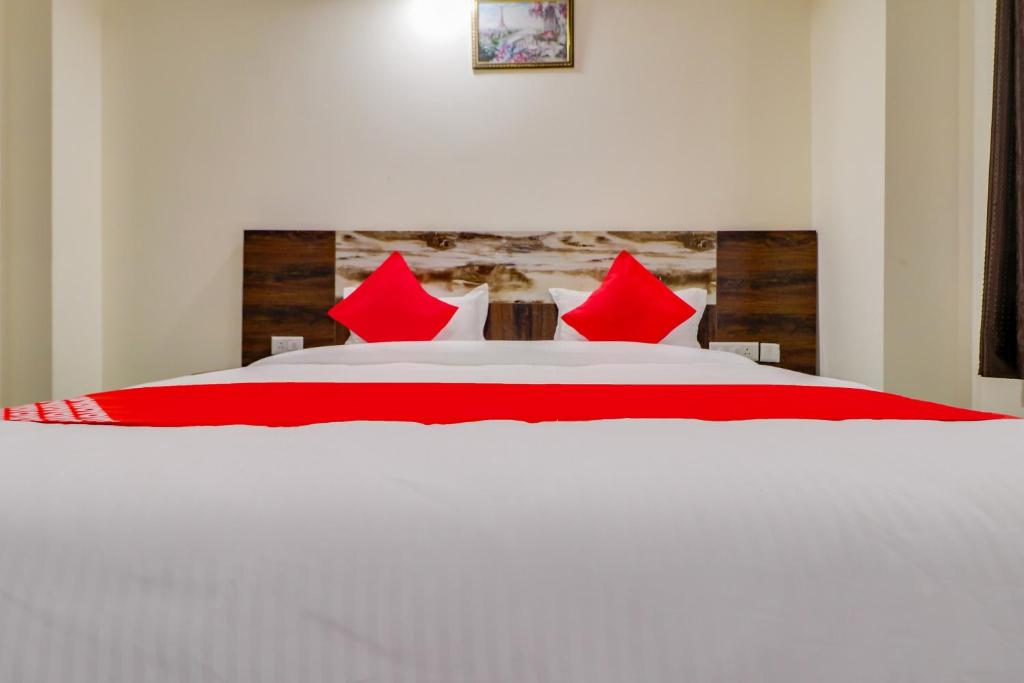 Postel nebo postele na pokoji v ubytování Hotel O Aero Inn