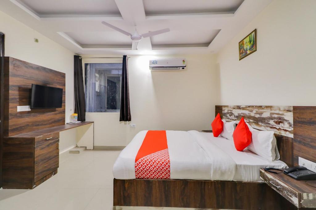 Postel nebo postele na pokoji v ubytování Hotel O Aero Inn