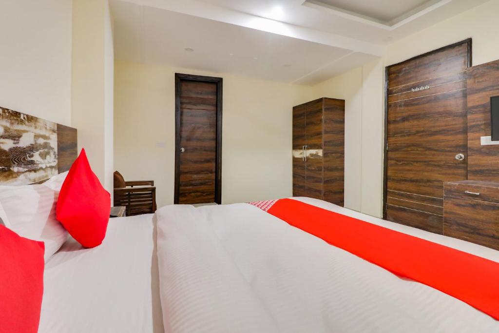 Postel nebo postele na pokoji v ubytování Hotel O Aero Inn