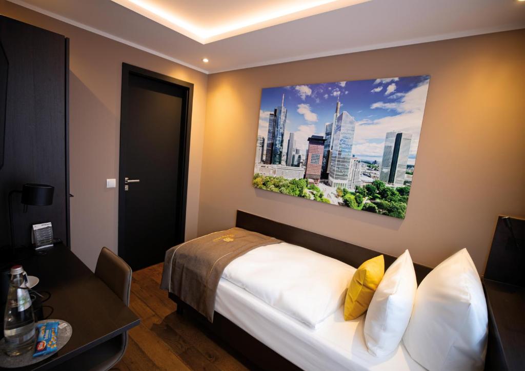 Postel nebo postele na pokoji v ubytování Skyline Hotel City Frankfurt