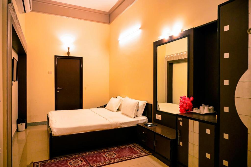 Postel nebo postele na pokoji v ubytování Hotel Cresent - Near Assi Ghat