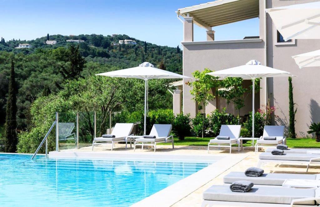 Bazén v ubytování Bella Mare Hotel nebo v jeho okolí