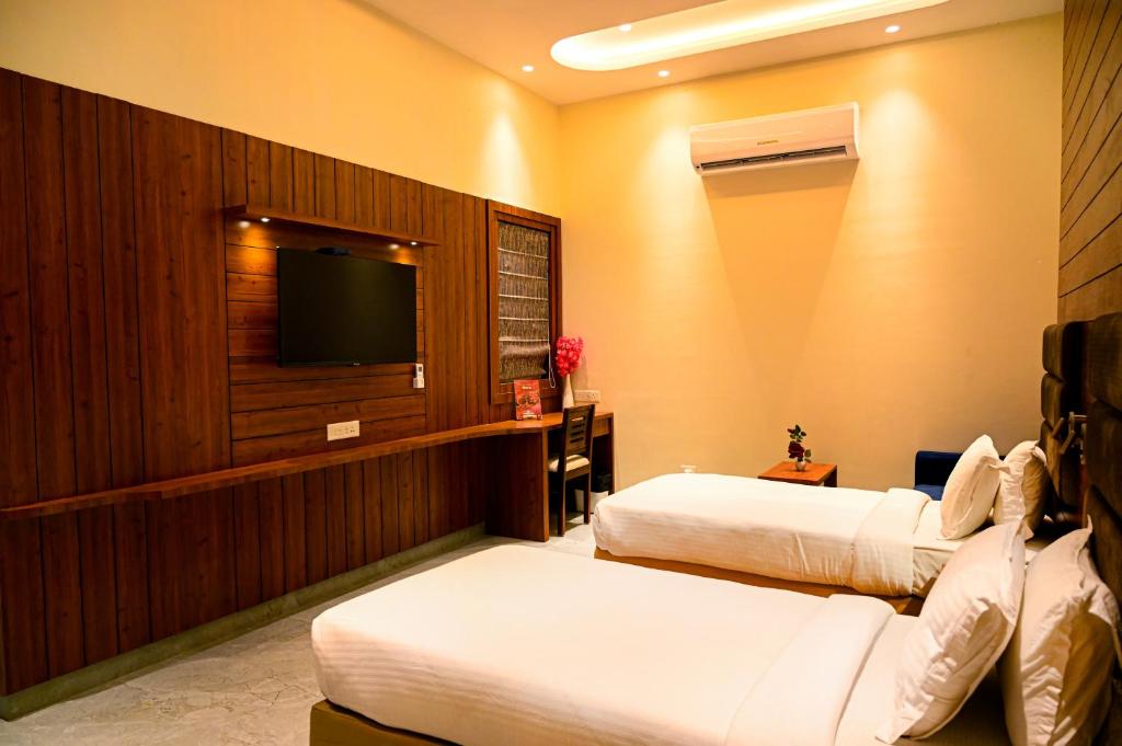 TV a/nebo společenská místnost v ubytování Hotel Cresent - Near Assi Ghat