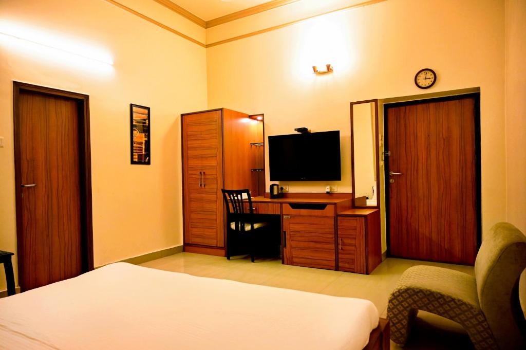 TV a/nebo společenská místnost v ubytování Hotel Cresent - Near Assi Ghat
