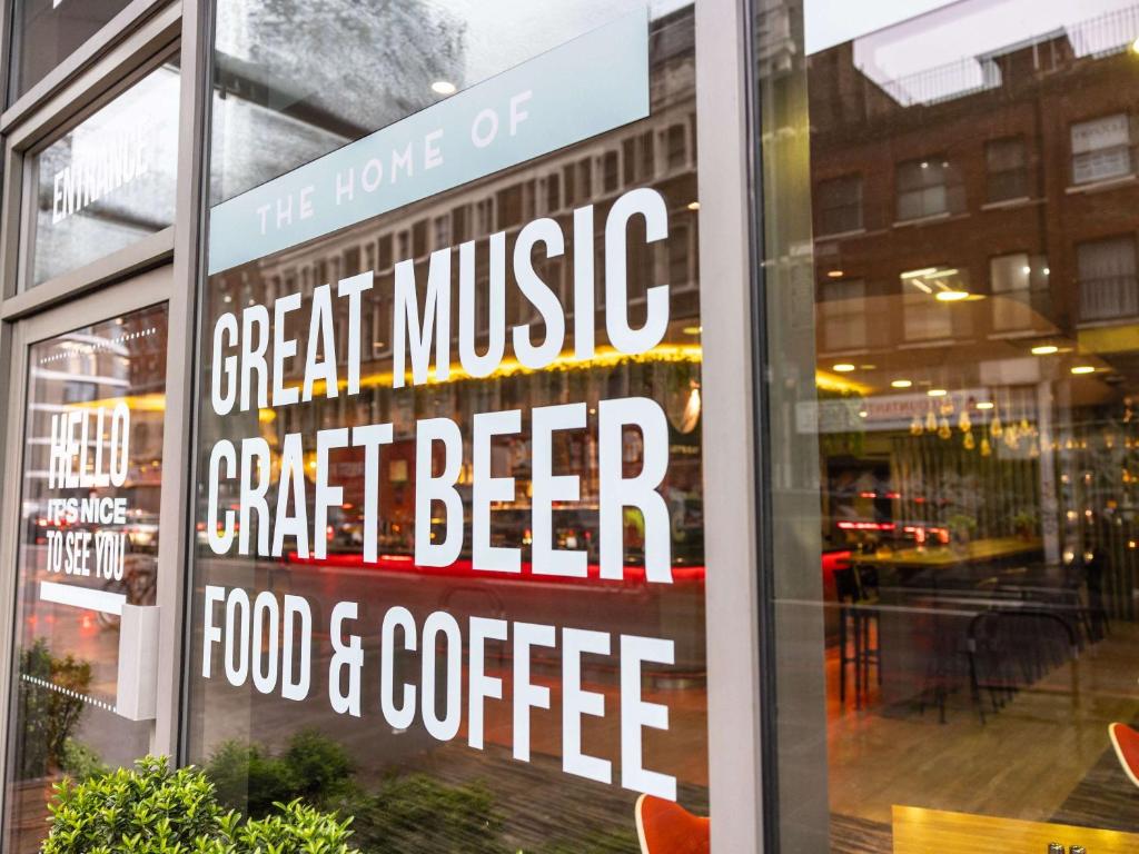 a sign in the window of a food and coffee shop at ibis London City - Shoreditch in London