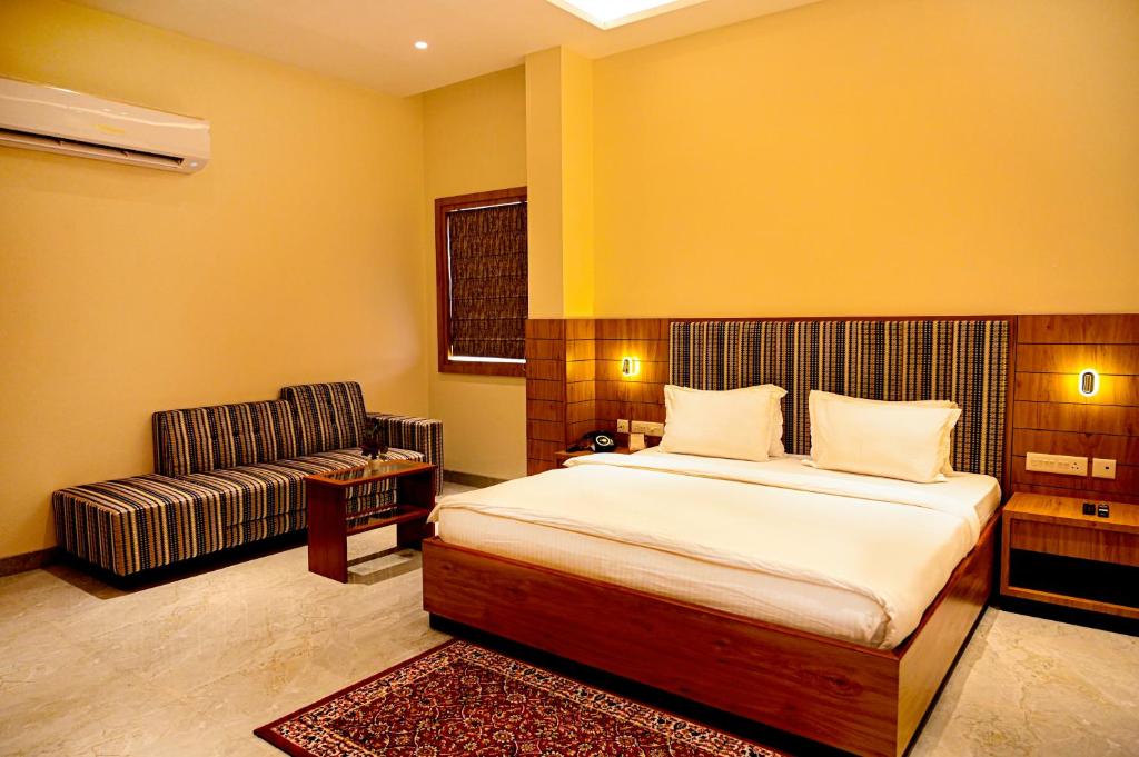 Postel nebo postele na pokoji v ubytování Hotel Cresent - Near Assi Ghat