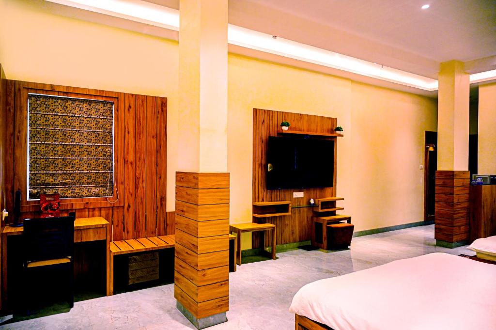 TV a/nebo společenská místnost v ubytování Hotel Cresent - Near Assi Ghat