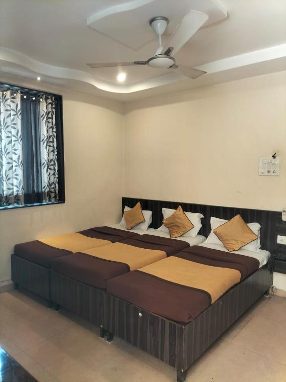 Postel nebo postele na pokoji v ubytování HOTEL SHRI PUSHPANJALI SHIRDI