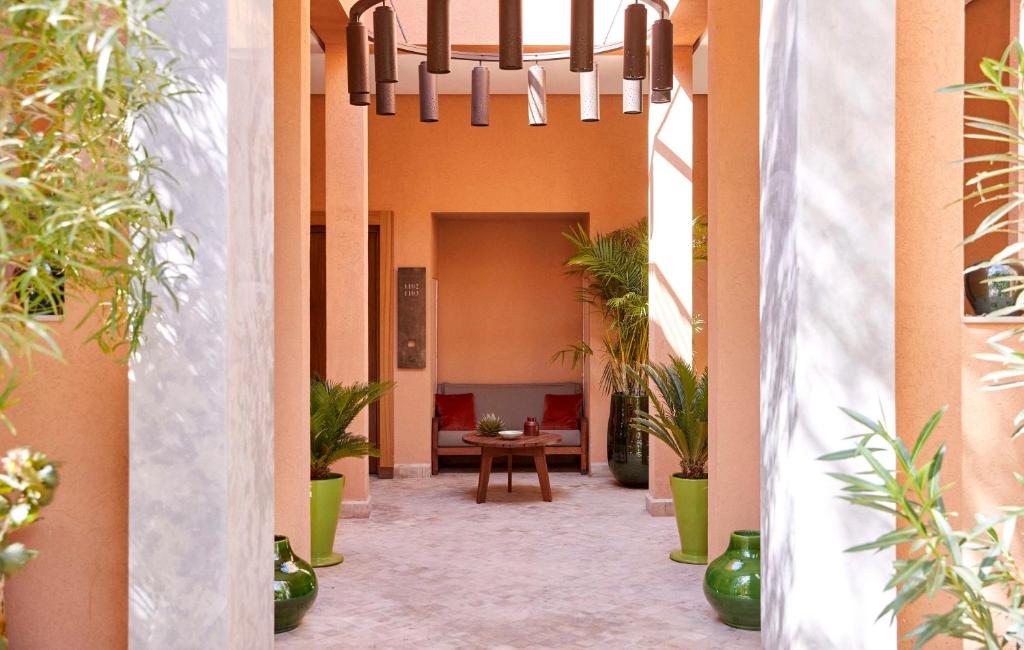 馬拉喀什的住宿－Park Hyatt Marrakech，楼内带有盆栽的走廊