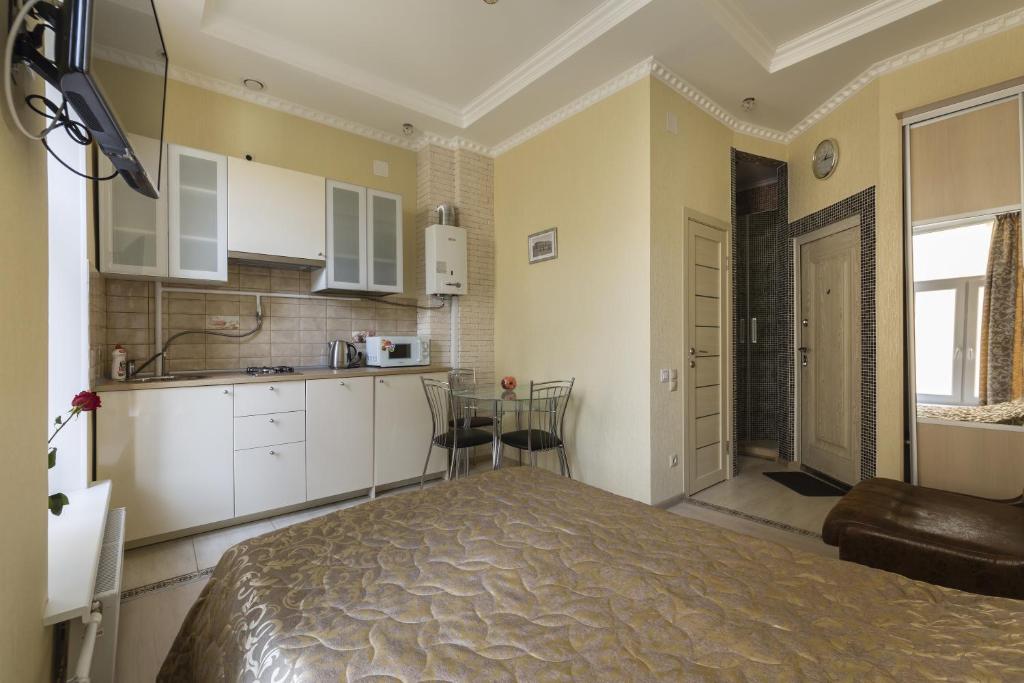 Habitación con 1 cama y cocina en una habitación. en Studio Avrora, en San Petersburgo