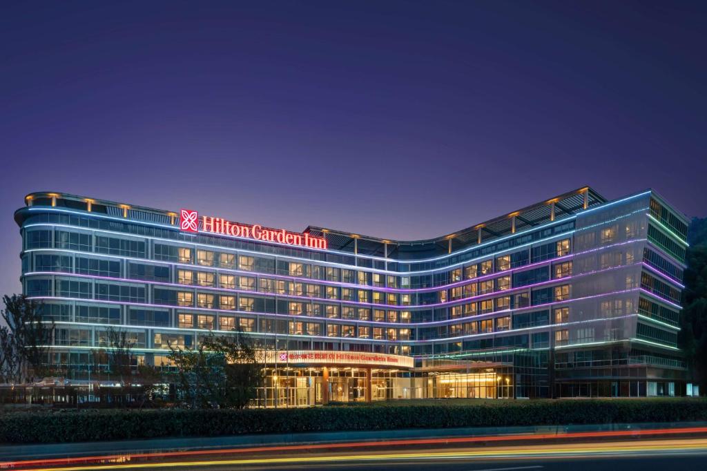 um grande edifício com uma placa em cima em Hilton Garden Inn Huzhou High-Speed Railway Station em Huzhou
