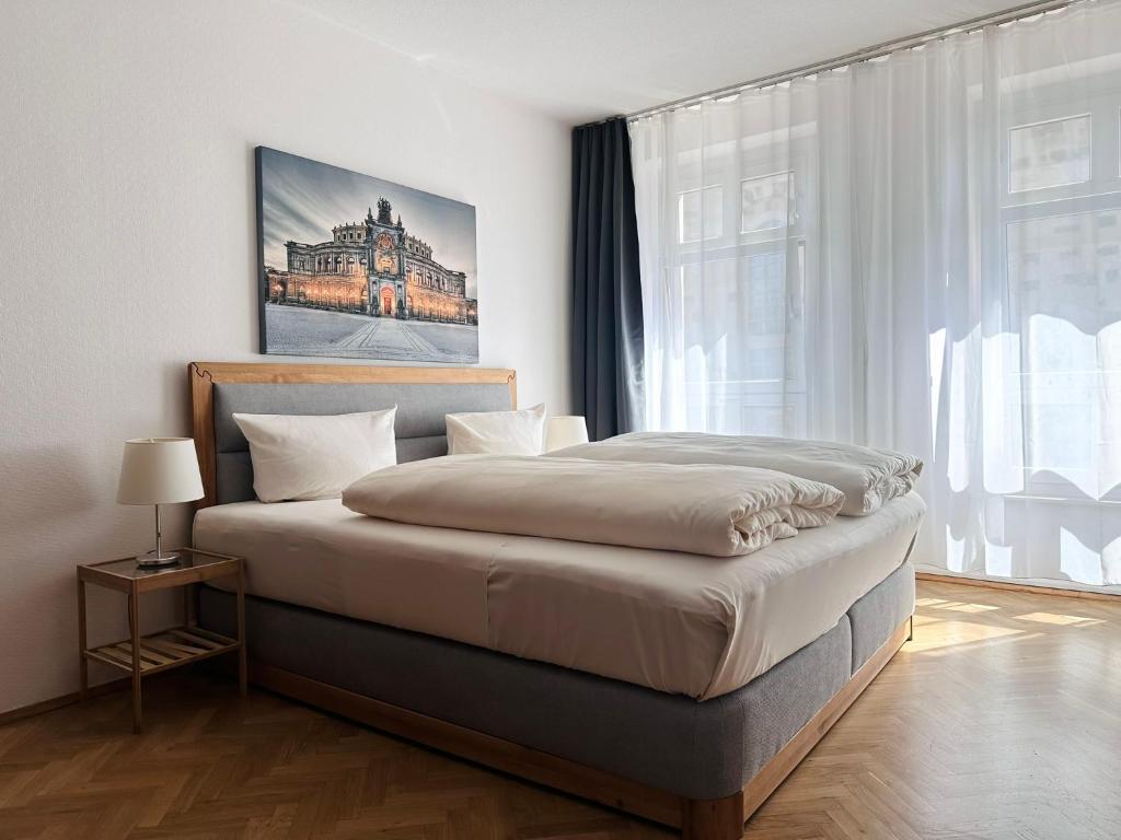 Llit o llits en una habitació de Familienapartment Münzgasse mit Blick zur Frauenkirche