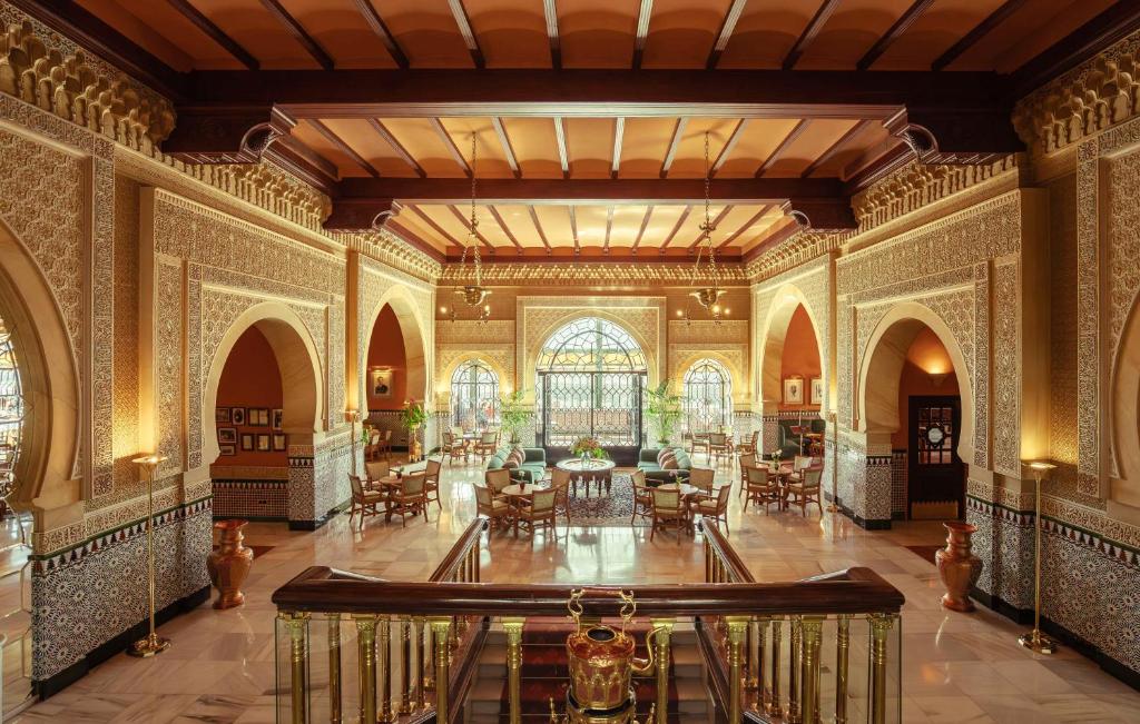 En restaurang eller annat matställe på Alhambra Palace Hotel