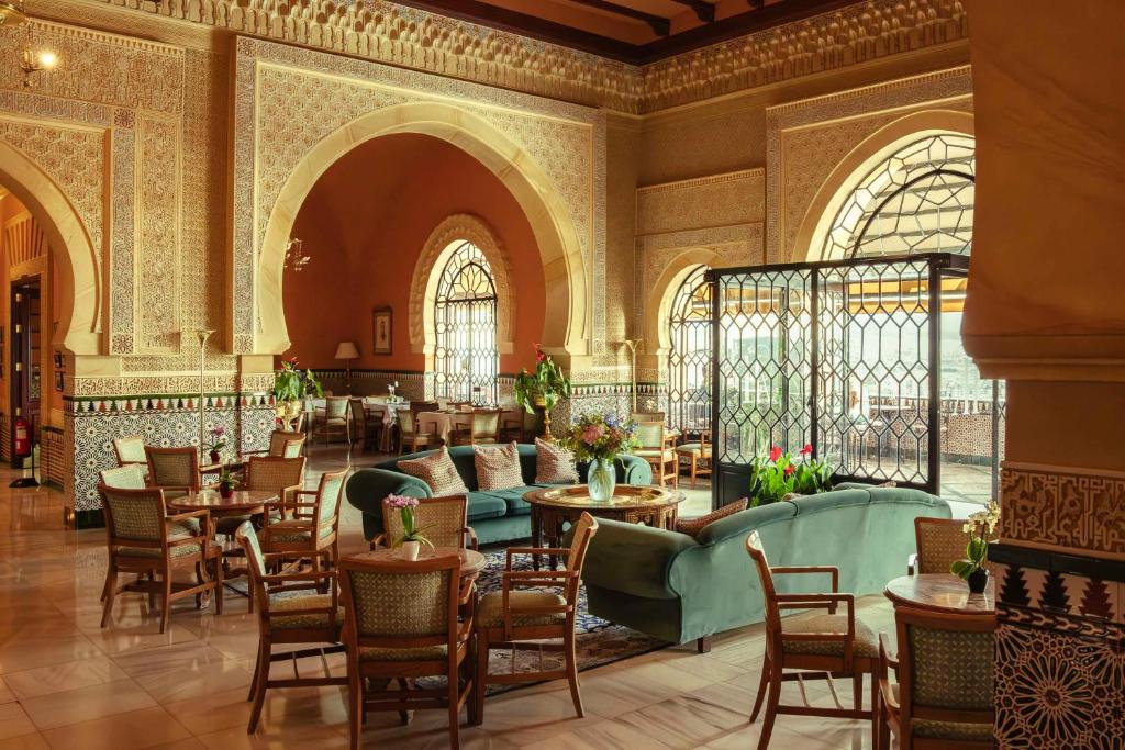A seating area at Alhambra Palace Hotel