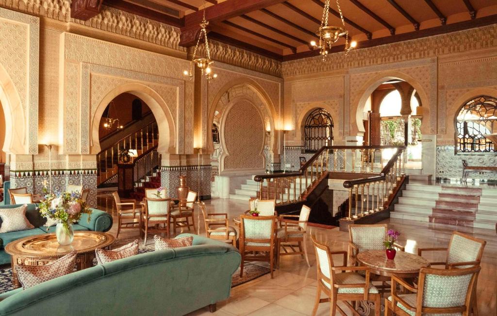 A seating area at Alhambra Palace Hotel