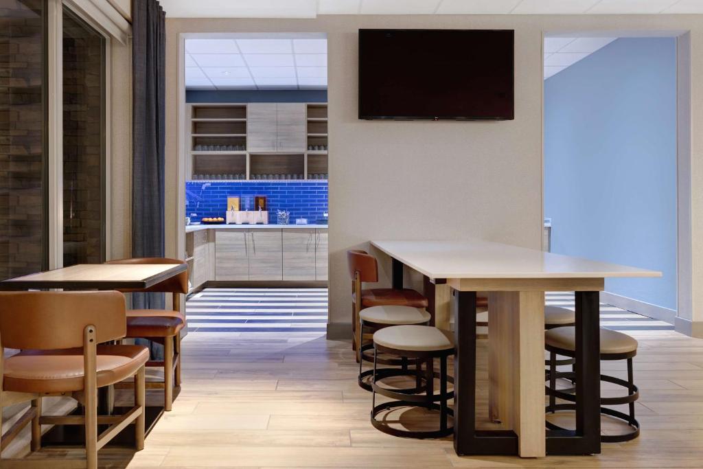 - une salle à manger avec une table et des chaises dans l'établissement Hyatt Place Flagstaff, à Flagstaff