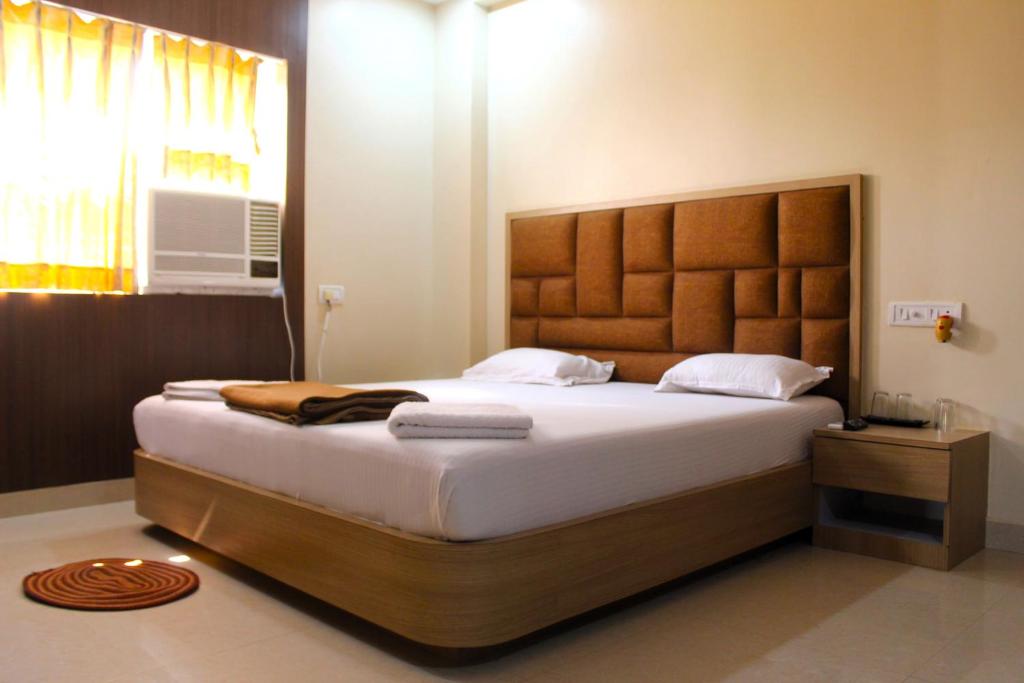 Кровать или кровати в номере ASHIRBAD VILLA 600 mtrs from Shree Jagannath Temple and Golden Beach