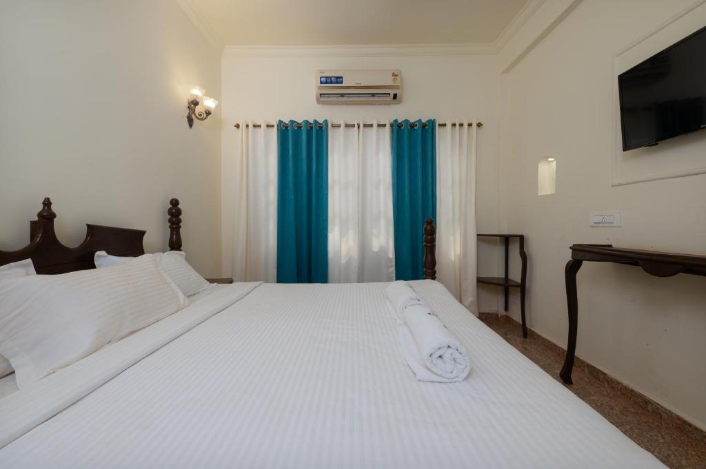 A bed or beds in a room at Feliz Arambol