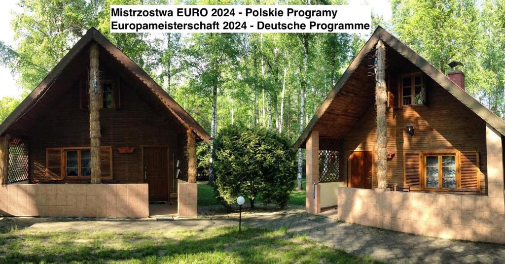 una pequeña casa de madera en medio de un campo en Zakatek Kliczkow, en Osiecznica