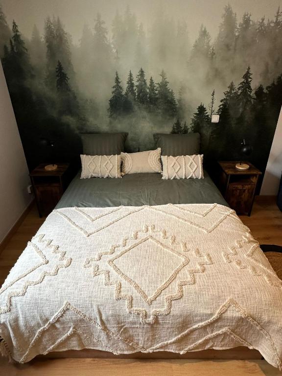 - une chambre avec un grand lit et une couverture dans l'établissement La sapinière, à Troyes