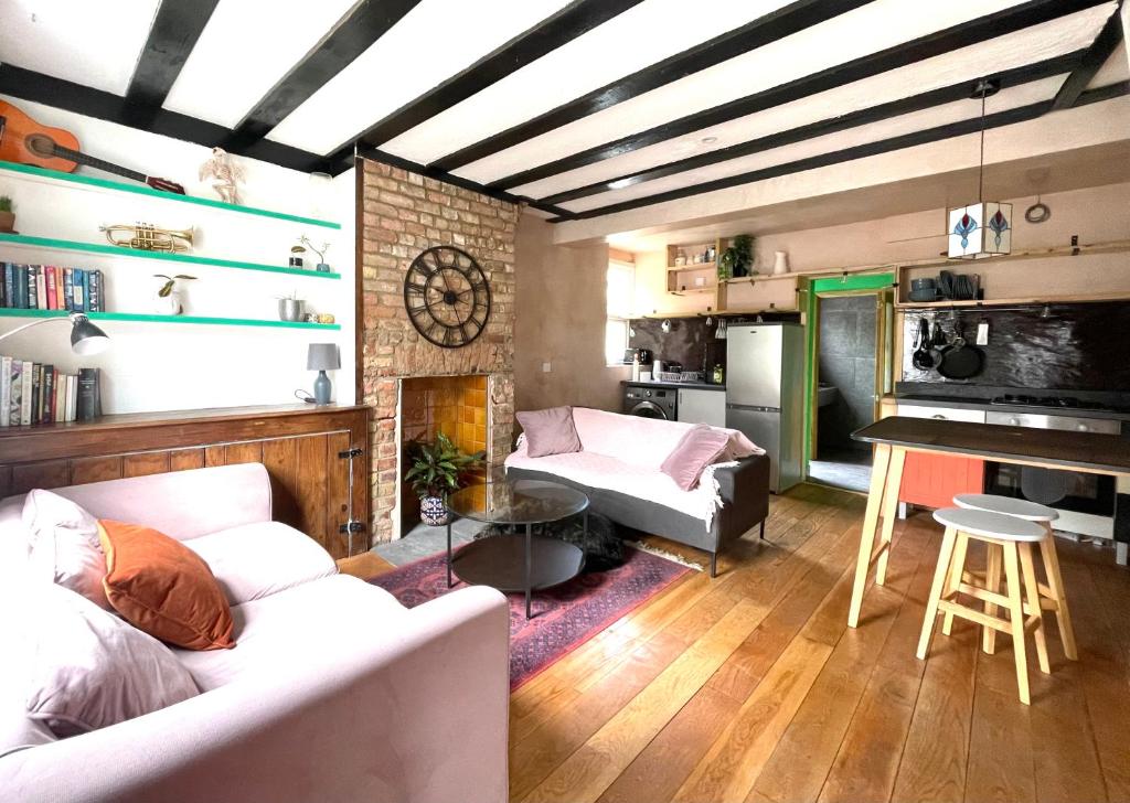 A seating area at Entire 3 bed cottage in the heart of Margate