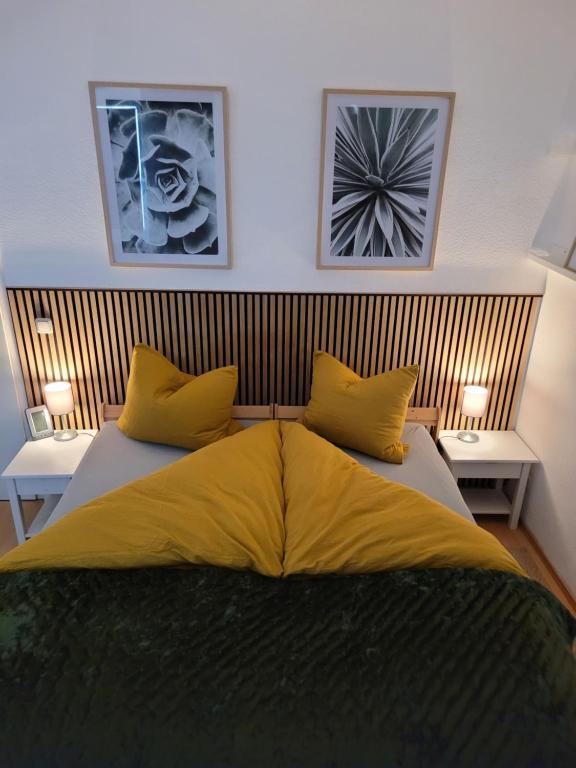 1 dormitorio con 1 cama grande con almohadas amarillas en Carl-Schmäcke-Straße 7, en Neuenhagen
