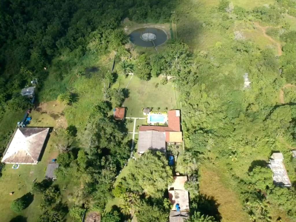 uma vista aérea de uma casa na floresta em Sítio Em Guapimirim em Guapimirim