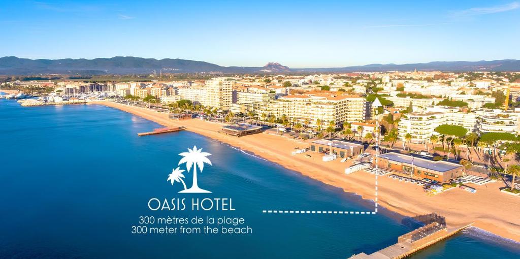 una vista aérea de una playa con palmeras en L'Oasis Hotel, en Fréjus