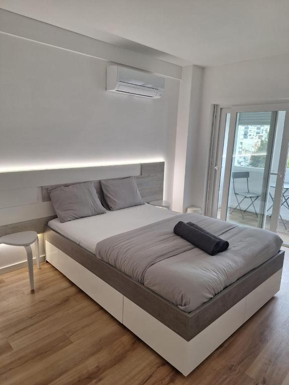 Un dormitorio con una cama con una almohada negra. en Lisbon South Bay Rooms 2, en Almada