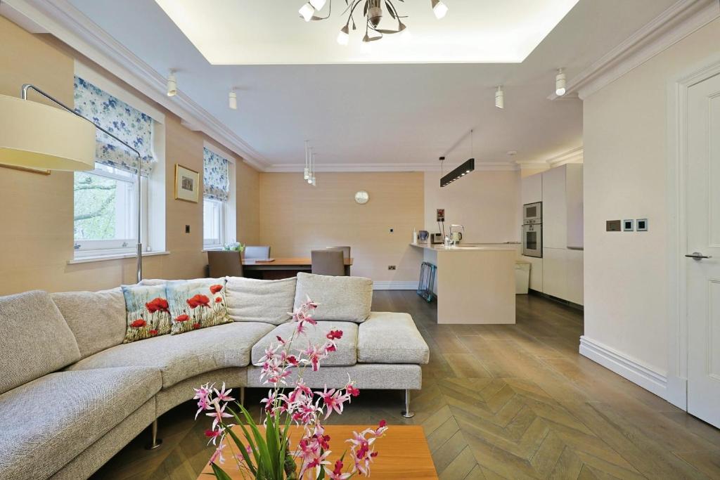 sala de estar con sofá y mesa en Charming 1BR 1 Study Flat on Queens Gate, en Londres