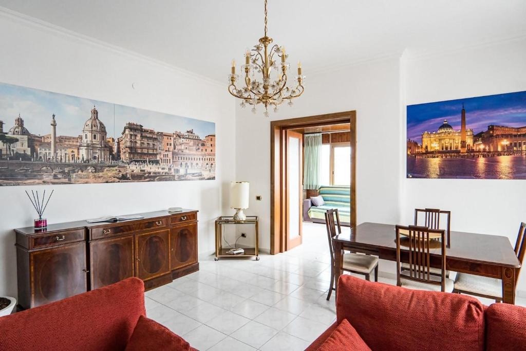 a dining room with a table and chairs and a dining room at Happio Apartment in Rome