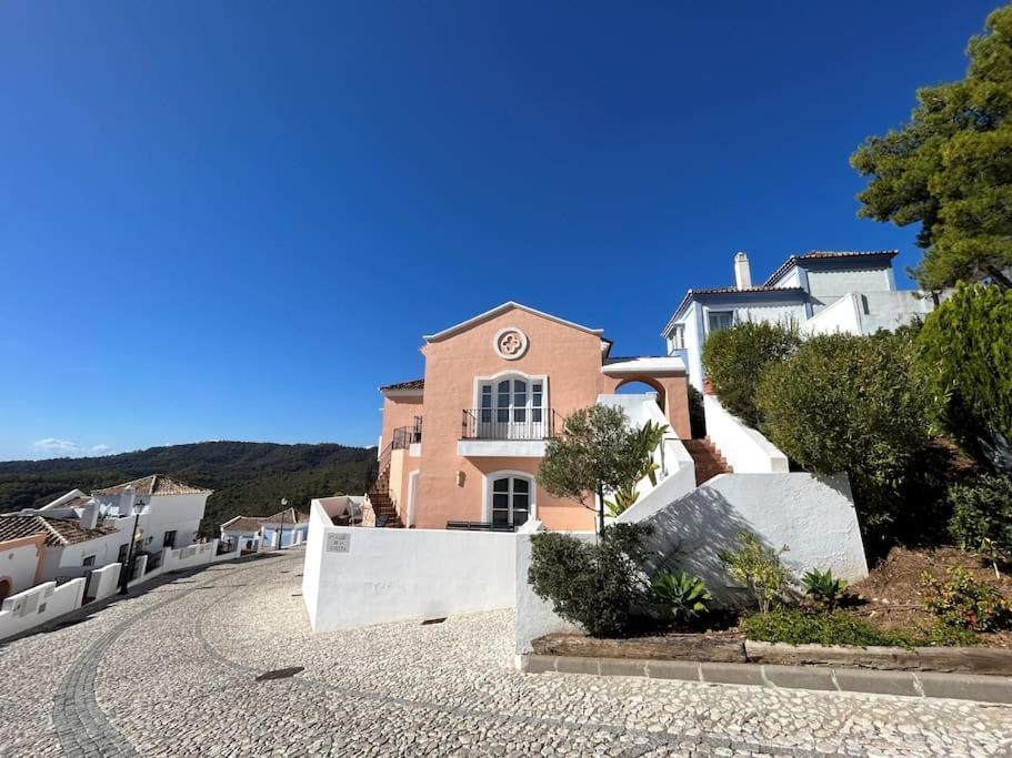 une maison sur une colline avec une route dans l'établissement Casa Rosado La Heredia Monte Mayor GOLF WIFI MARBELLA ESTEPONA, à Benahavís