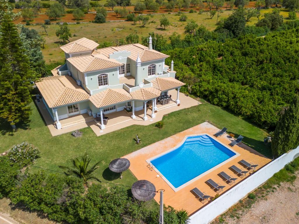 una vista aérea de una casa con piscina en Quinta das Laranjeiras, en Boliqueime