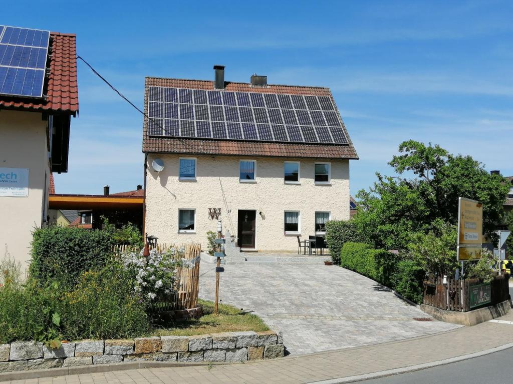ein Haus mit Sonnenkollektoren auf dem Dach in der Unterkunft Ferienhaus Wagnerhof in Ahortal