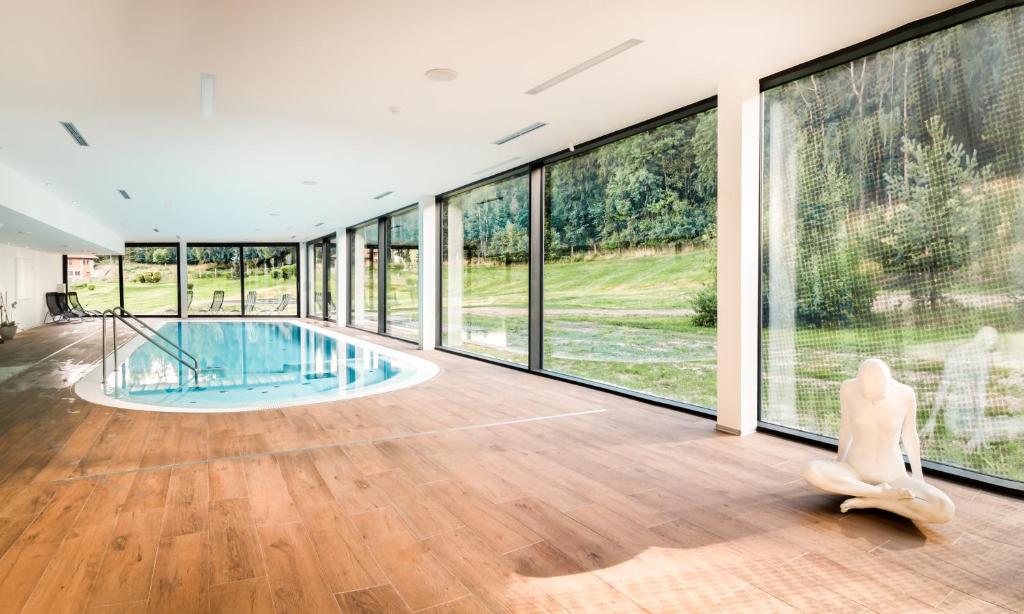 Bazén v ubytování Cihelny Golf & Wellness Resort nebo v jeho okolí