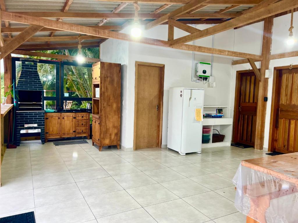 A kitchen or kitchenette at Container Suítes Recanto Monte Trigo