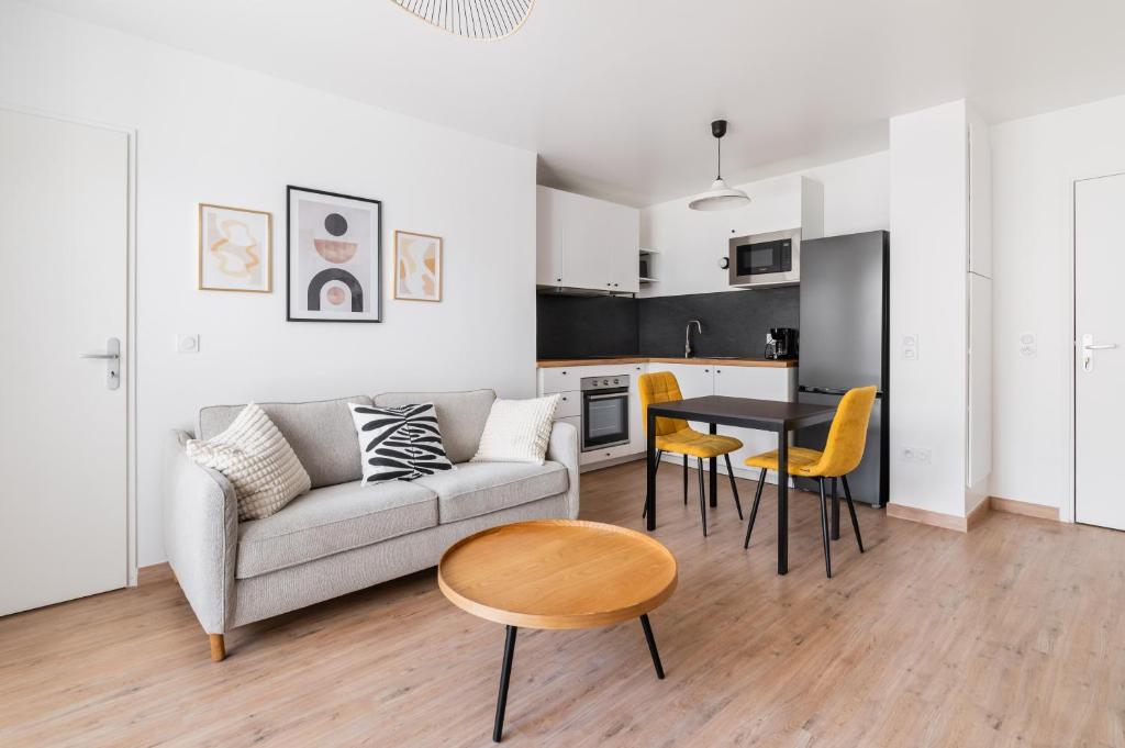 維勒瑞夫的住宿－Appartement Cosy avec terrasse aux portes de Paris，客厅配有沙发和桌子