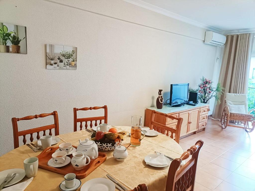 a dining room with a table and a television at Sesimbra Flat in Sesimbra