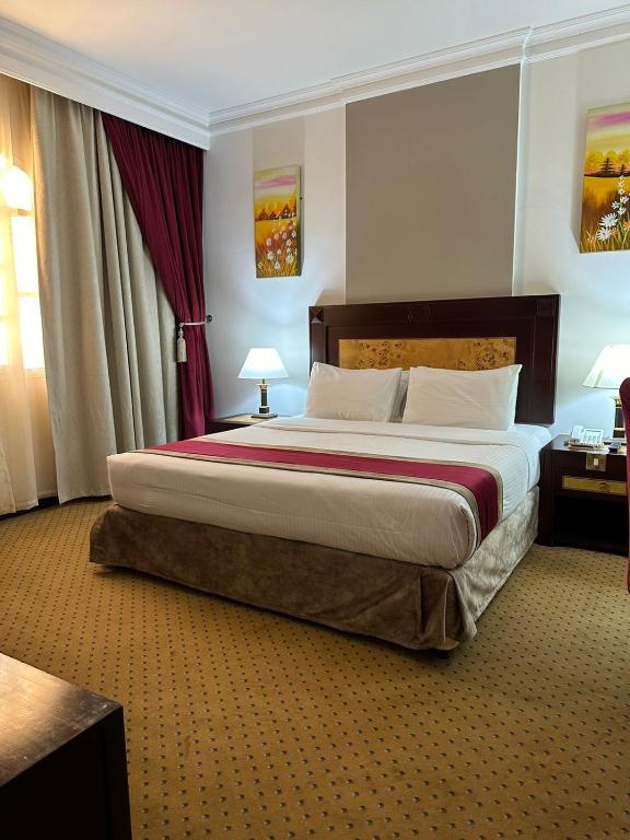 Postel nebo postele na pokoji v ubytování Caesar Hotel
