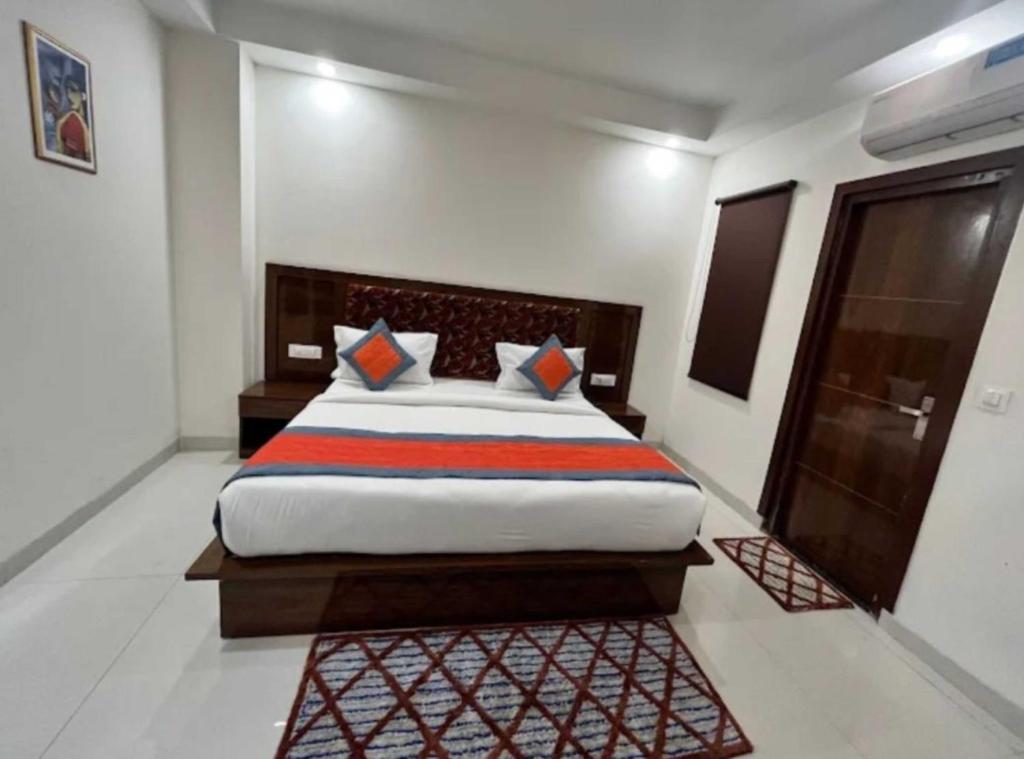 a bedroom with a large bed in a room at OYO Townhouse 843 Stay Inn in New Delhi