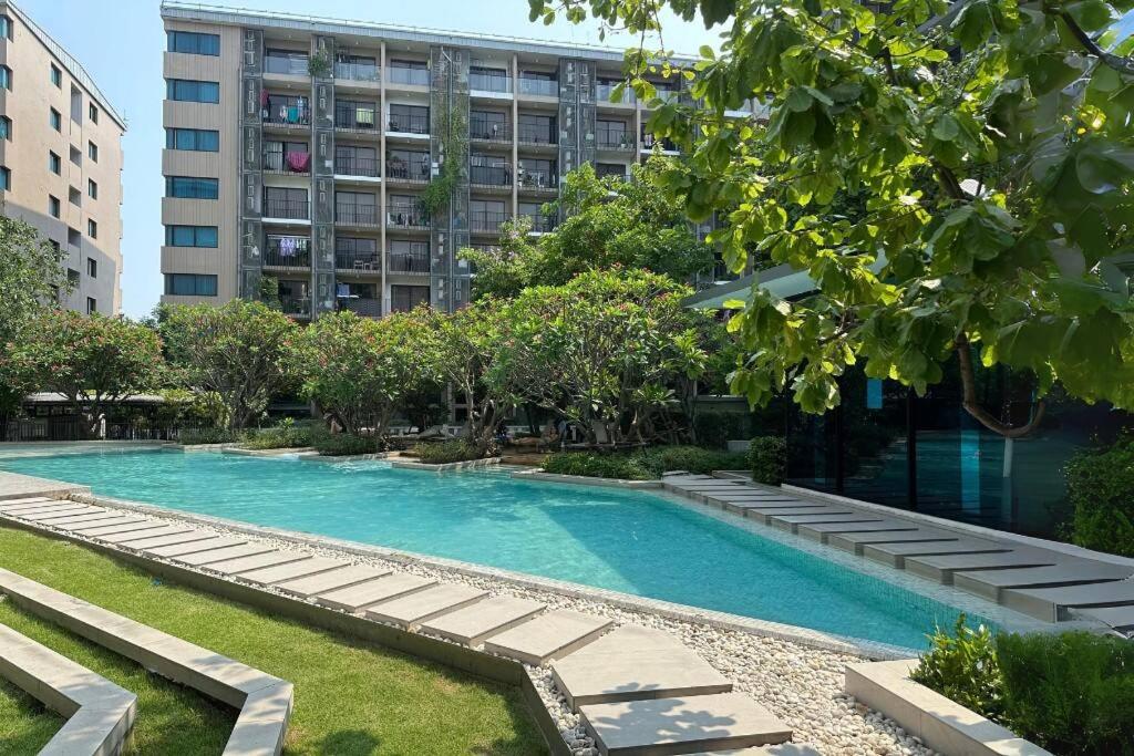 duży basen z budynkiem w tle w obiekcie Studio 1BR Pool Gym Wifi 5 mins from Sathorn w mieście Bangkok