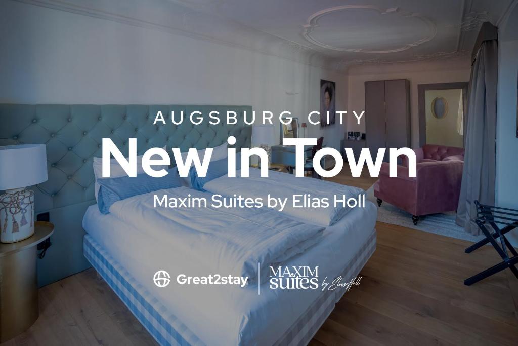 Un nuevo dormitorio en la ciudad con una cama en una habitación en Maxim Suites by Elias Holl, en Augsburg