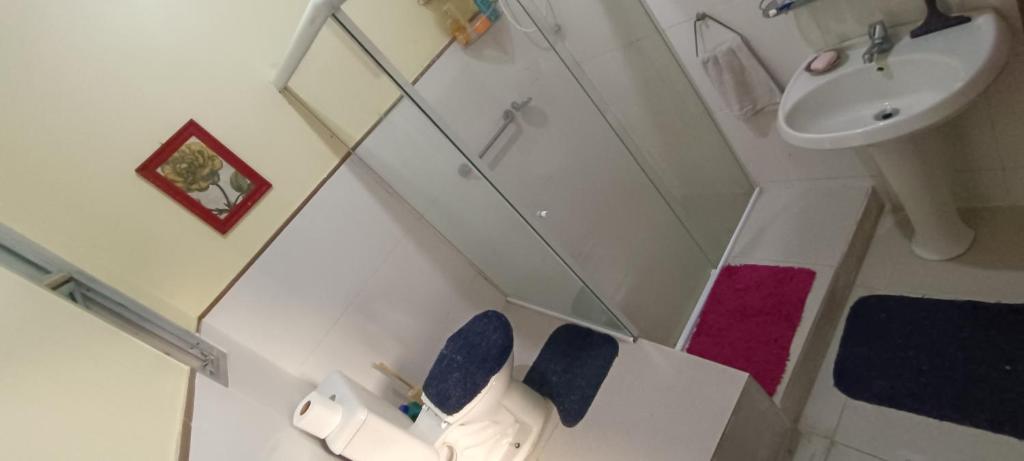 a small bathroom with a mirror and a sink at Mini quarto in Rio de Janeiro